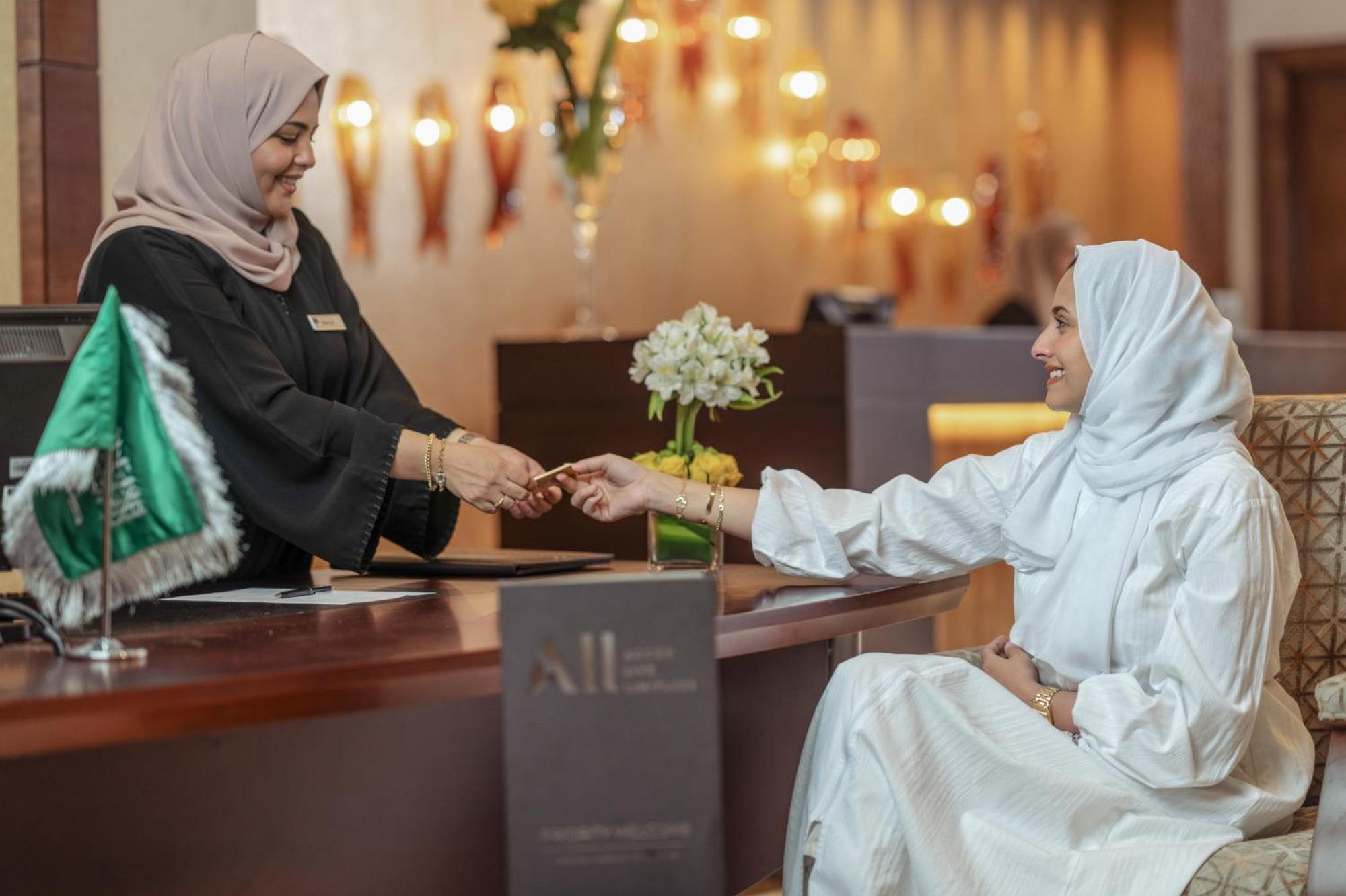 Raffles Makkah Palace Hotel Mecca Exterior photo A guest checking in at the hotel