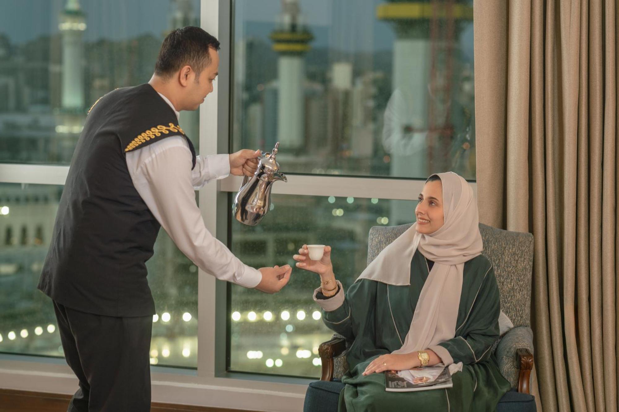 Raffles Makkah Palace Hotel Mecca Exterior photo A Saudi Arabian woman being served coffee