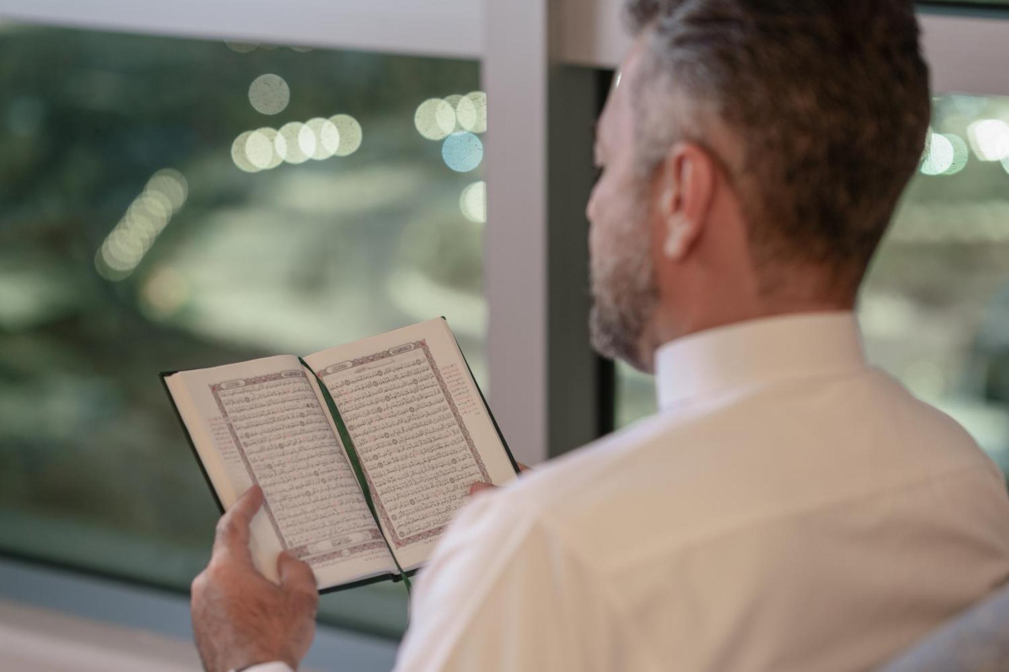 Raffles Makkah Palace Hotel Mecca Exterior photo A Muslim man reading the Quran