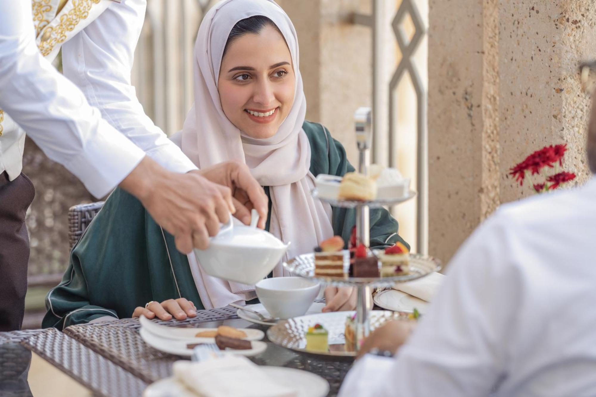 Raffles Makkah Palace Hotel Mecca Exterior photo A woman in Dubai wearing a hijab