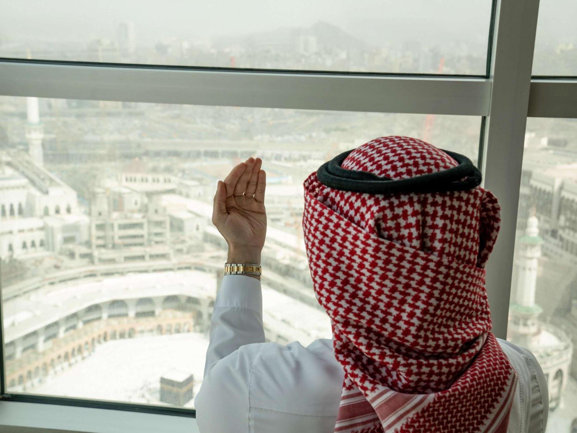 Raffles Makkah Palace Hotel Mecca Exterior photo Saudi man wearing the Ogaidi