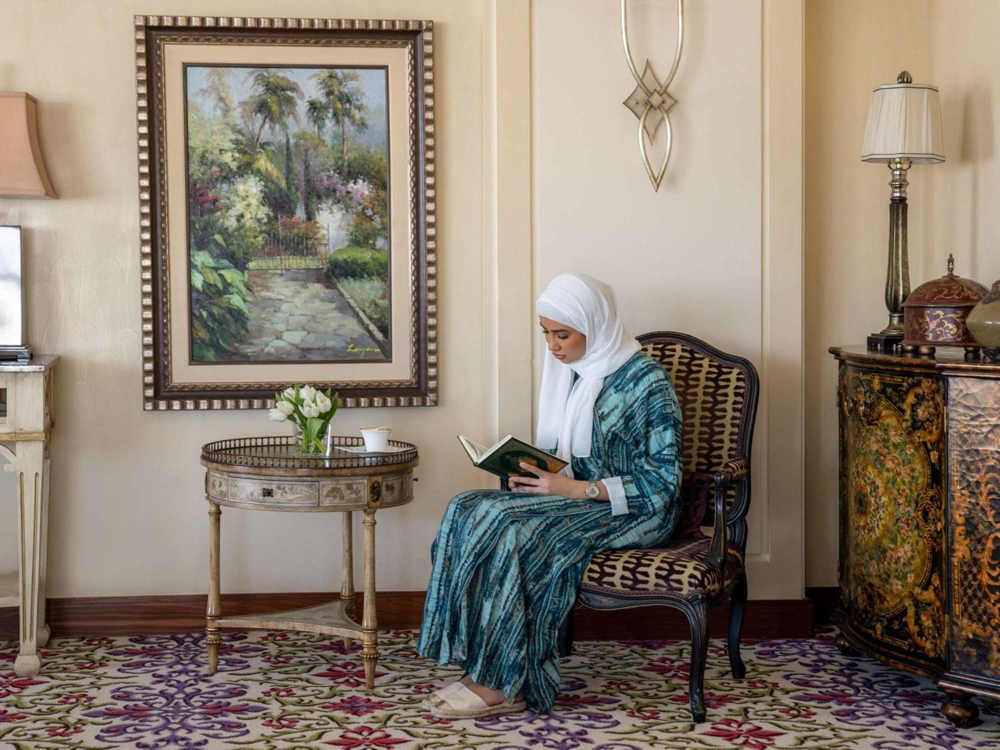 Raffles Makkah Palace Hotel Mecca Exterior photo A woman in Dubai wearing an abaya