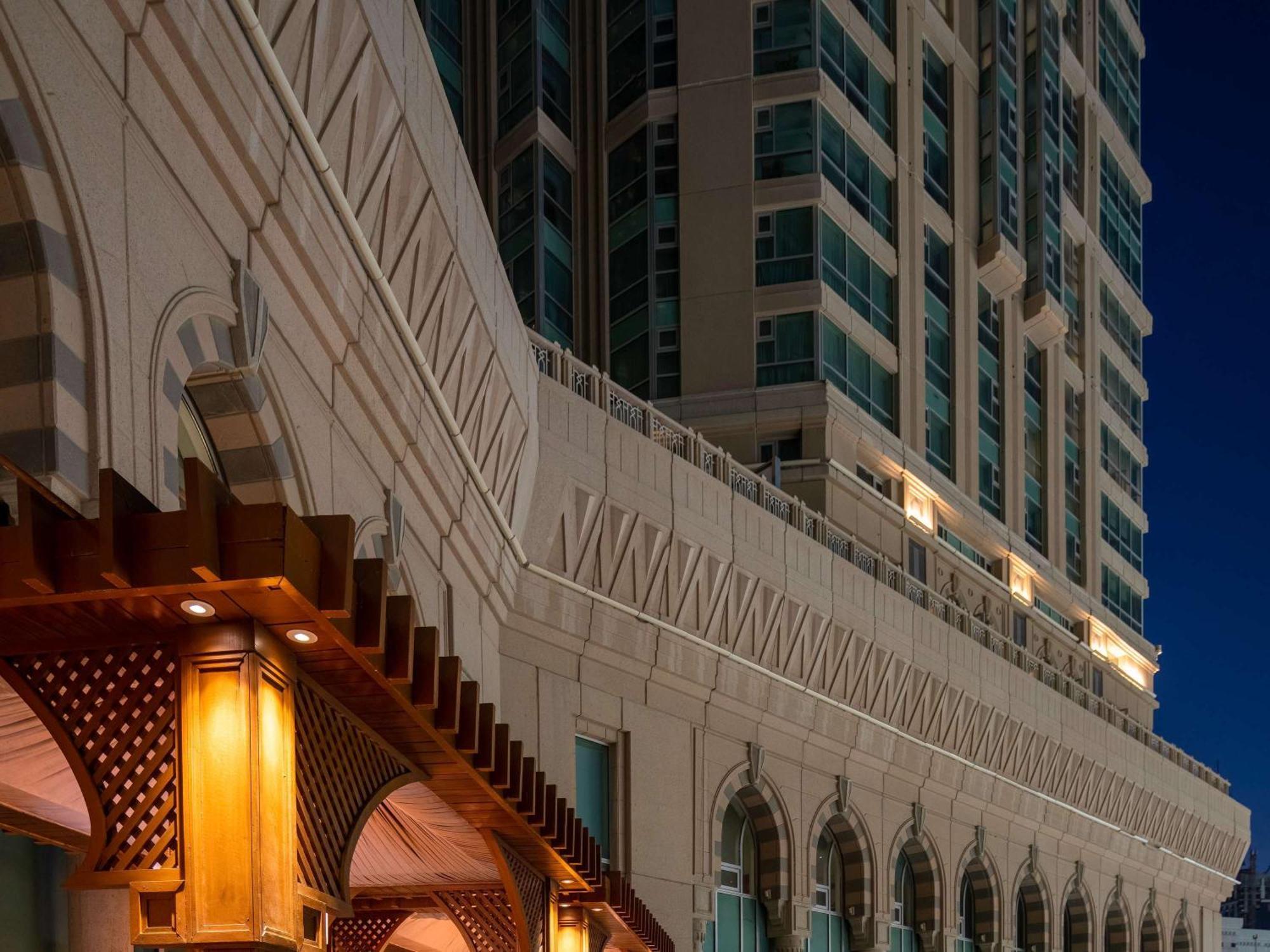 Raffles Makkah Palace Hotel Mecca Exterior photo The hotel at night